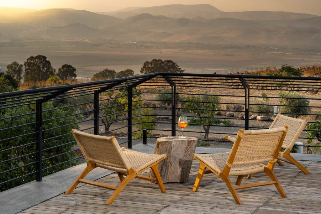 מרספת מלון עם זוג כסאות אל מול נוף רמת הגולן